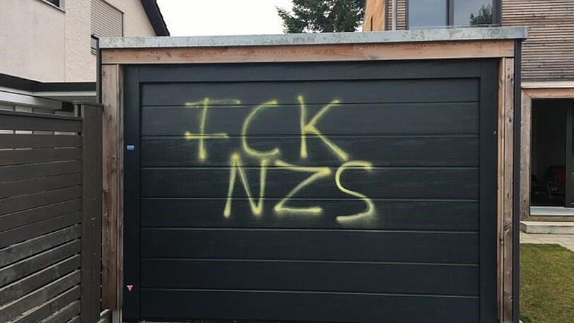 Insgesamt 40 solcher Graffitis stellt die Polizei fest.