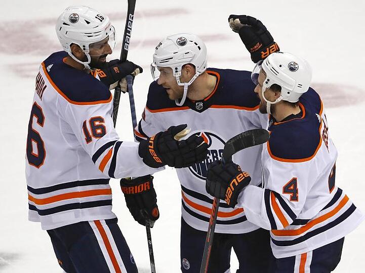 Leon Draisaitl (M.) überzeugte beim Sieg der Edmonton Oilers.