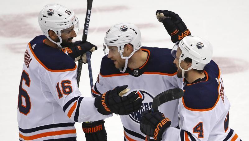 Leon Draisaitl (M.) überzeugte beim Sieg der Edmonton Oilers. Leon Draisaitl (M.) überzeugte beim Sieg der Edmonton Oilers.