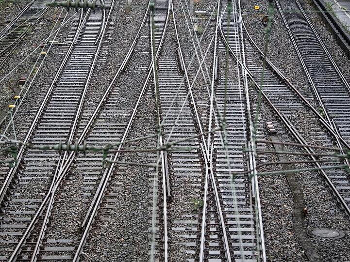 Leere Gleise in der Nähe eines Bahnhofs. Foto:Federico Gambarini/Archivbild