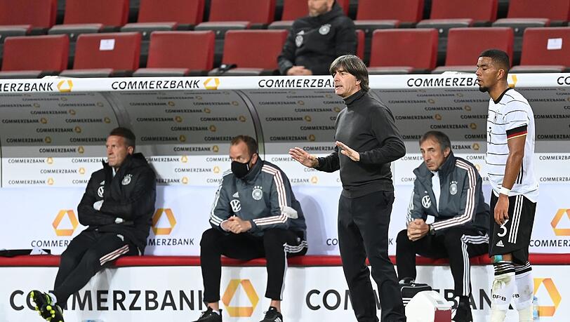 Frust und Ratlosigkeit: Bundestrainer Joachim Löw (m) nach dem 3:3 im Testspiel gegen die Türkei.