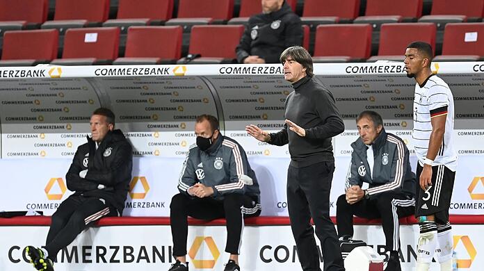 Frust und Ratlosigkeit: Bundestrainer Joachim Löw (m) nach dem 3:3 im Testspiel gegen die Türkei.