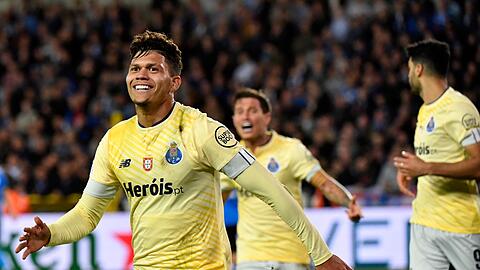Evanilson (l) vom FC Porto jubelt über sein Tor zum 0:2. Mit dem Sieg von Porto scheidet Leverkusen schon vor seinem Spiel aus.