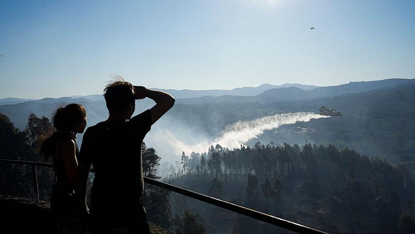 Bei einem Waldbrand westlich von Madrid waren Löschflugzeuge und -hubschrauber wie hier bei einem Feuer Ende Juli im Norden Spaniens im Einsatz. (Archivbild)