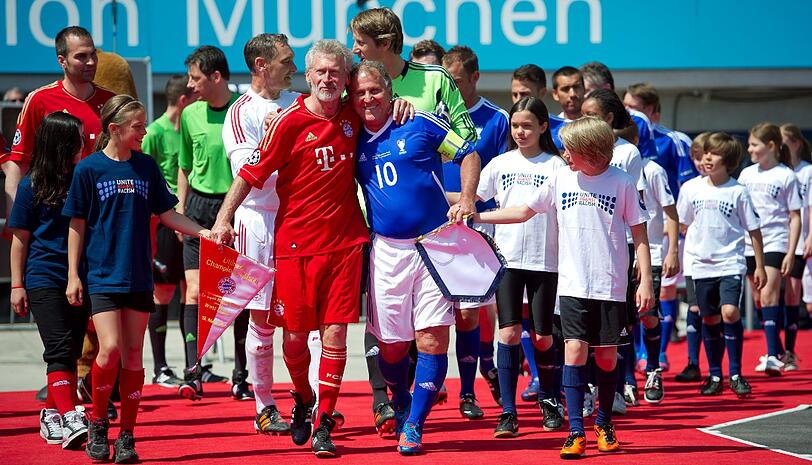 Paul Breitner Arthur Antunes Coimbra Zico kommen gemeinsam ins Olympiastadion.