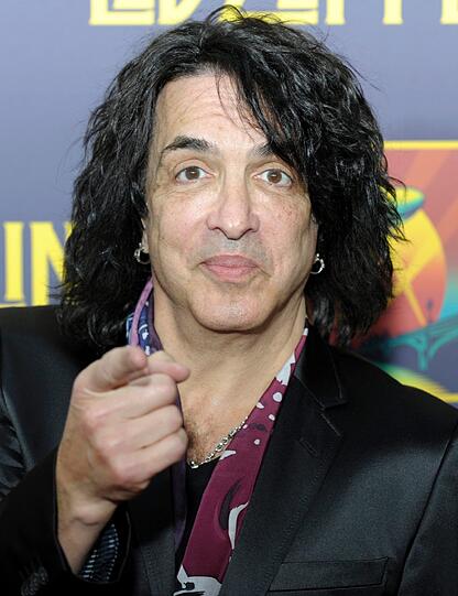 Paul Stanley ist Sänger und Gitarrist der stets maskierten Band Kiss. Deren Hit "I was made for loving you baby" läuft heute noch sehr frequentiert durch die Radiolandschaft.