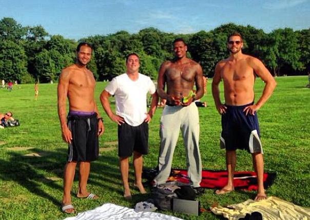 Die Bayern-Stars (von links) Chevon Troutman, Deon Thompson und Ex-Center Jared Homan - im weißen T-Shirt ein Freund.