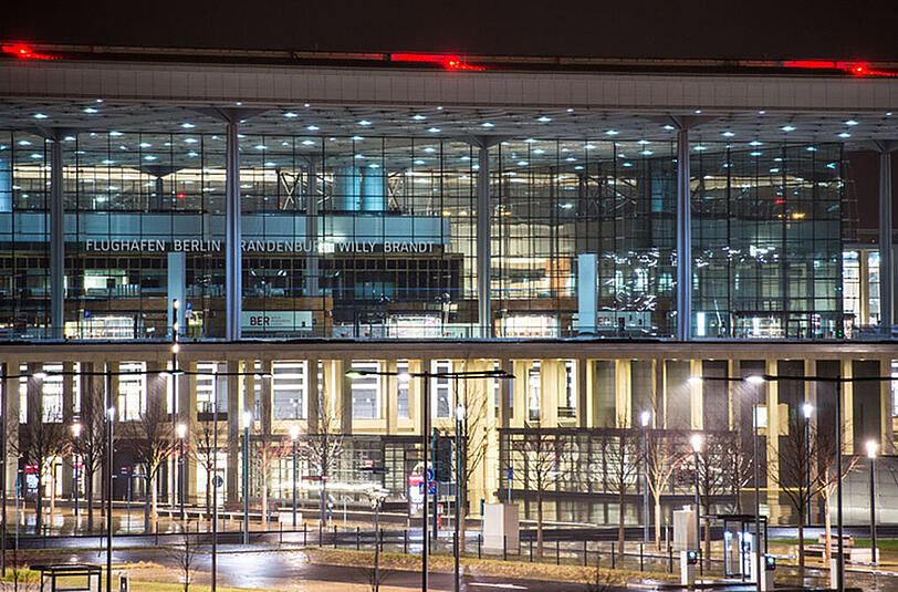 Hell erleuchtet ist am frühen Morgen am 12.12.2014 das Terminal des neuen Hauptstadtflughafens BER in Schönefeld (Brandenburg). Am gleichen Tag findet eine Aufsichtsratssitzung der Flughafengesellschaft Berlin-Brandenburg (FBB) in Motzen statt.