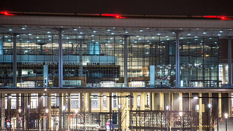 Hell erleuchtet ist am frühen Morgen am 12.12.2014 das Terminal des neuen Hauptstadtflughafens BER in Schönefeld (Brandenburg). Am gleichen Tag findet eine Aufsichtsratssitzung der Flughafengesellschaft Berlin-Brandenburg (FBB) in Motzen statt. Hell erleuchtet ist am frühen Morgen am 12.12.2014 das Terminal des neuen Hauptstadtflughafens BER in Schönefeld (Brandenburg). Am gleichen Tag findet eine Aufsichtsratssitzung der Flughafengesellschaft Berlin-Brandenburg (FBB) in Motzen statt.
