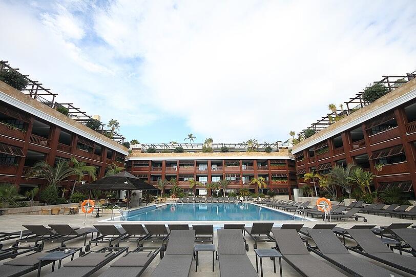 Die Pool-Anlage des Löwen-Mannschaftshotels.
