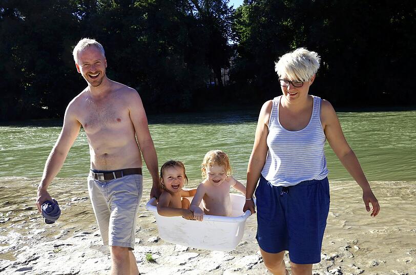 Luxus-Badewanne: Hinter der Reichenbachbrücke lassen sich diese beiden Wasserfrösche durchs Wochenende tragen.