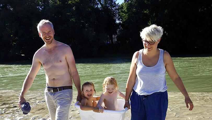 Luxus-Badewanne: Hinter der Reichenbachbrücke lassen sich diese beiden Wasserfrösche durchs Wochenende tragen. Luxus-Badewanne: Hinter der Reichenbachbrücke lassen sich diese beiden Wasserfrösche durchs Wochenende tragen.