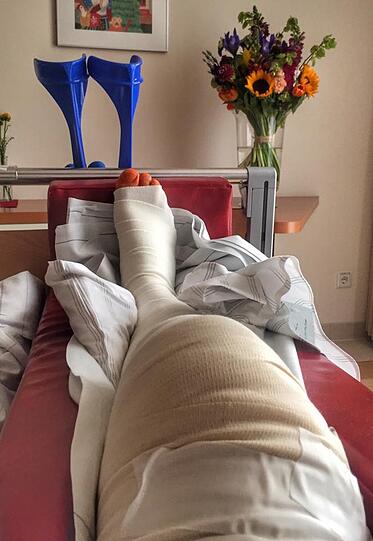 Dicker Verband: Hugo Bachmaier nach der Knie-OP am Dienstag