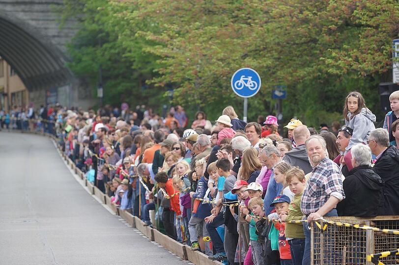 Gebsattelberg statt Nürburgring: Zuschauer beim Seifenkistlrennen.