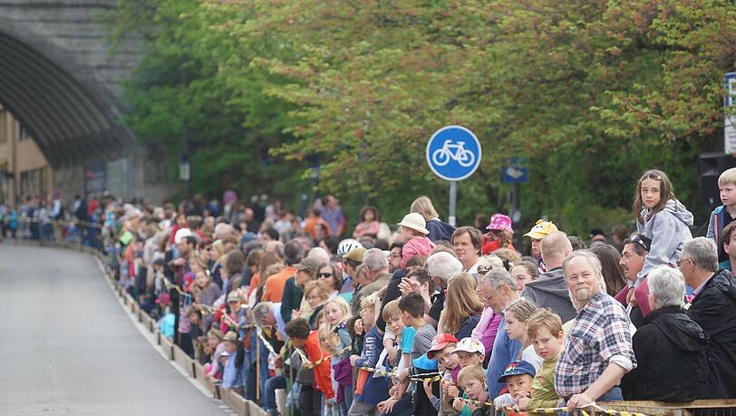 Gebsattelberg statt Nürburgring: Zuschauer beim Seifenkistlrennen.