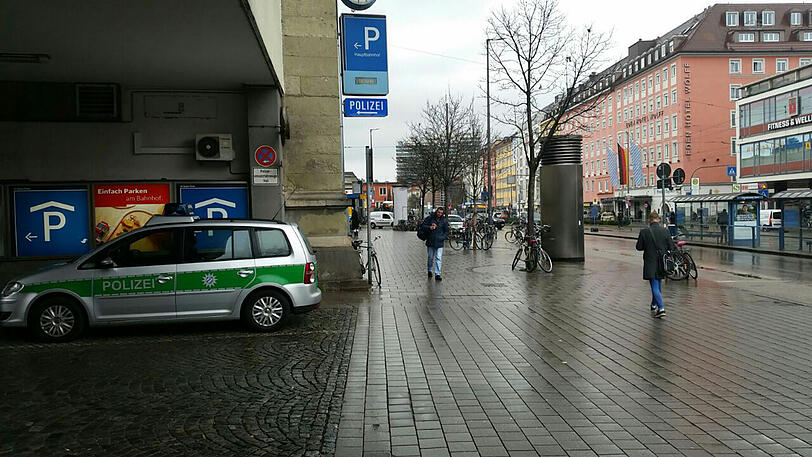 Mitten vor der Polizeiwache parkte der Mann seinen VW Bora.