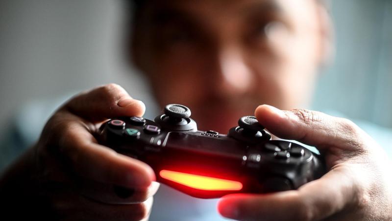 Sonys Playstation bring nach wie vor viel Geld in die Firmenkasse ein. Hier spielt ein junger Mann mit der Spielekonsole vor dem Fernseher. Sonys Playstation bring nach wie vor viel Geld in die Firmenkasse ein. Hier spielt ein junger Mann mit der Spielekonsole vor dem Fernseher.