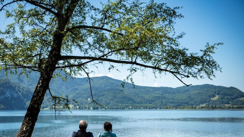 Ein Mann und eine Frau sitzen auf einer Bank am Kochlsee. Foto: picture alliance / Matthias Balk/dpa/Archivbild Ein Mann und eine Frau sitzen auf einer Bank am Kochlsee. Foto: picture alliance / Matthias Balk/dpa/Archivbild