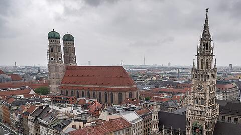 Dunkle Wolken ziehen über die Münchner Frauenkirche: Die Luftqualität in der Landeshauptstadt hat sich im vergangenen Jahr leicht verbessert.