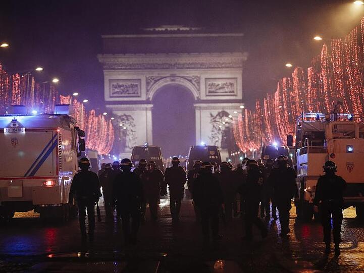 Auf der Prachtstraße Champs-Élysées, wo es in den vergangenen Wochenenden immer wieder schwere Ausschreitungen gegeben hatte, war, kam es am Abend zu Spannungen.