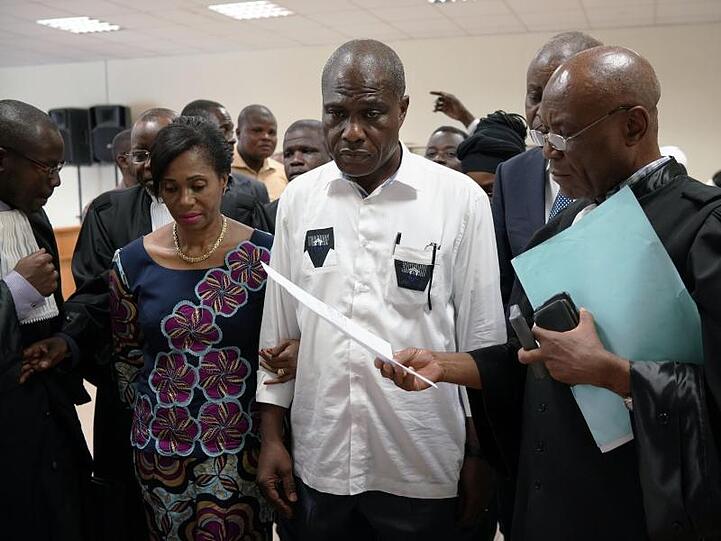 Oppositionskandidat Martin Fayulu (M) legt beim Verfassungsgericht in Kinshasa offiziell Einspruch gegen die Ergebnisse der Wahlkommission ein.