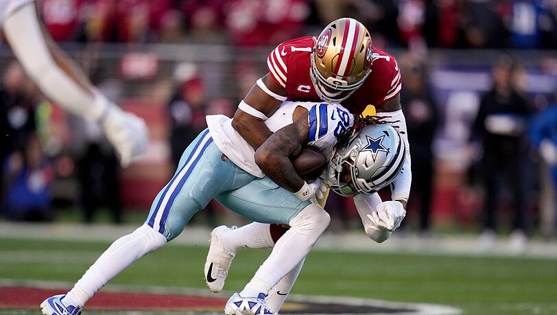 CeeDee Lamb, Wide Receiver der Dallas Cowboys, wird von Jimmie Ward, Cornerback der San Francisco 49ers, angegriffen.