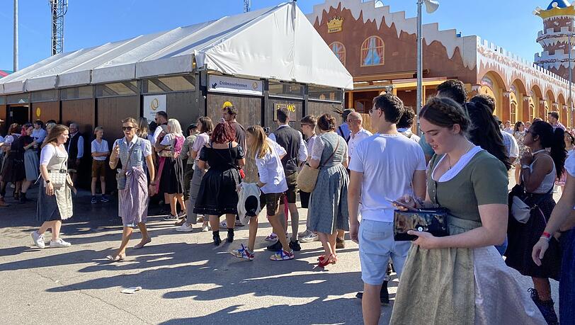 Eine Schlange vor den neuen Trinkwasserspendern auf dem Oktoberfest. Eine Schlange vor den neuen Trinkwasserspendern auf dem Oktoberfest.