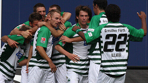 Matchwinner gegen Koblenz war Joker Bernd Nehrig (Mitte), der nach seinem Siegtreffer von den Kollegen entsprechend beglückwünscht wird. Matchwinner gegen Koblenz war Joker Bernd Nehrig (Mitte), der nach seinem Siegtreffer von den Kollegen entsprechend beglückwünscht wird.