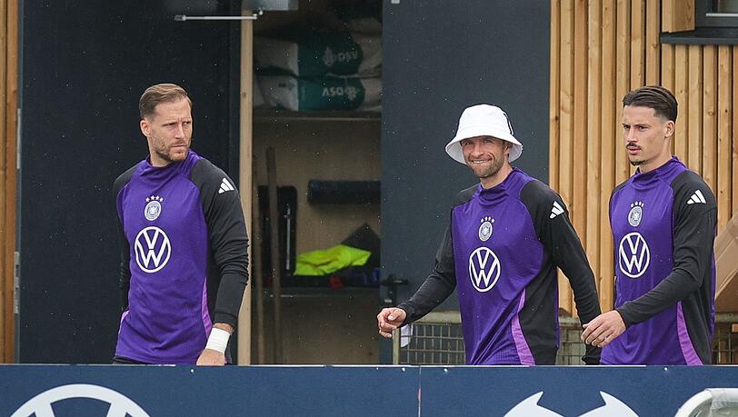 Torwart Oliver Baumann, Thomas Müller und Robin Koch kommen zum Training.