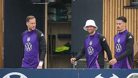 Torwart Oliver Baumann, Thomas Müller und Robin Koch kommen zum Training.