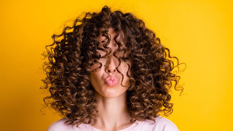 Wer Locken hat, sollte auf spezielle Pflege achten. Wer Locken hat, sollte auf spezielle Pflege achten.