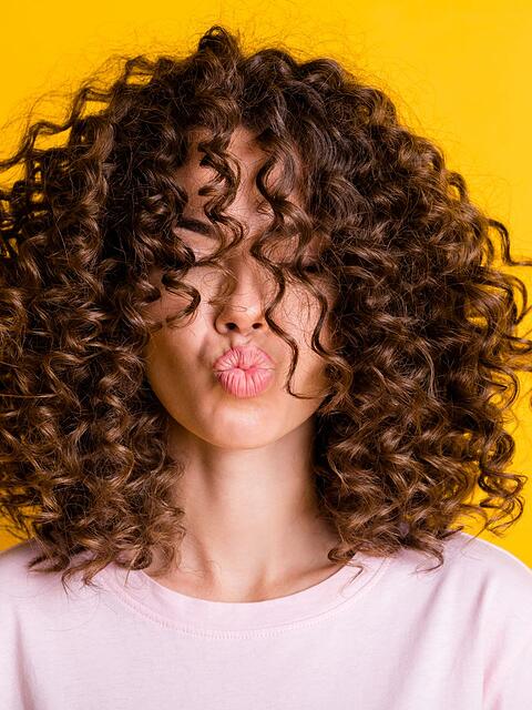 Wer Locken hat, sollte auf spezielle Pflege achten.