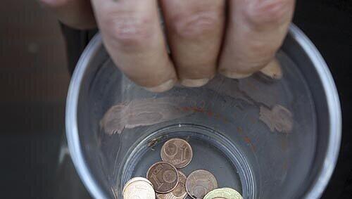 Sie täuschen vor, Spenden zu sammeln, und stehlen dann heimlich den Geldbeutel: Die Polzei warnt vor Trickdieben. Sie täuschen vor, Spenden zu sammeln, und stehlen dann heimlich den Geldbeutel: Die Polzei warnt vor Trickdieben.