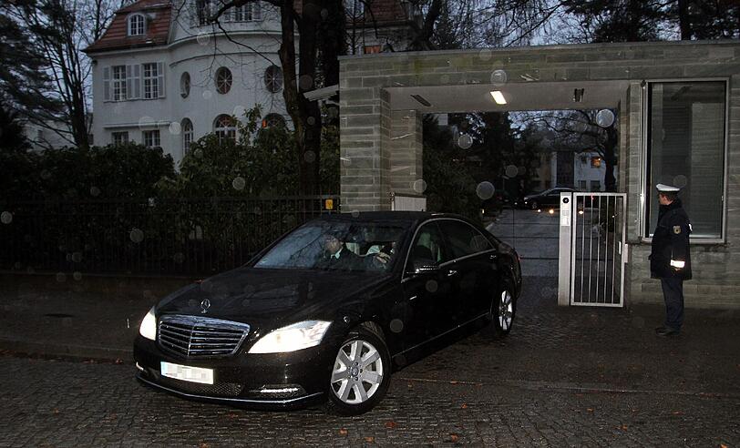 Bundespraesident Christian Wulff verließ am Freitag (17.02.12) um 7.36 Uhr in einem Dienstwagen seine Dienstvilla in Berlin - Dahlem. Für 11 Uhr kündigte er eine Presseerklärung an.