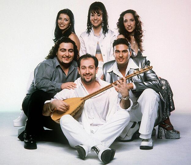 Sürpriz 1999 überraschte die Band beim Grand Prix in Jerusalem mit Platz 3. Vielleicht lag es an dem passenden Songtitel - "Reise nach Jerusalem - Küdüs'e seyahat".
