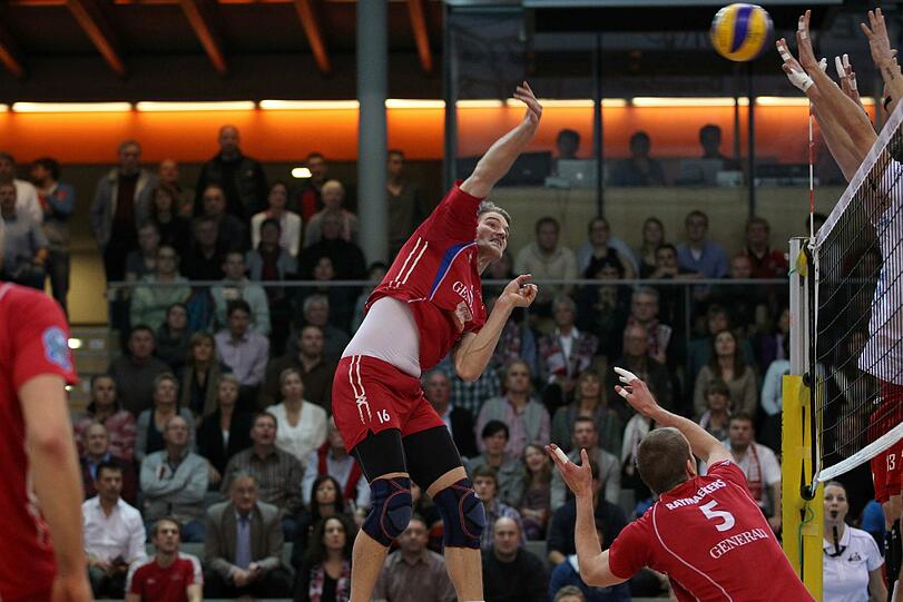 Die Volleyballer von Generali Haching um Christian Dünnes stehen mit dem Rücken zur Wand
