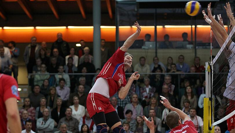 Die Volleyballer von Generali Haching um Christian Dünnes stehen mit dem Rücken zur Wand Die Volleyballer von Generali Haching um Christian Dünnes stehen mit dem Rücken zur Wand