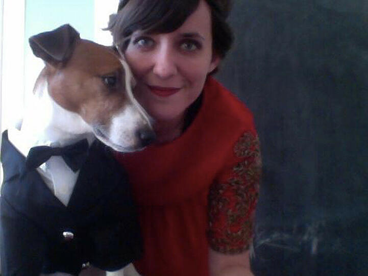 Wenn sie ihn nicht gerade auslacht, sind Sarah Kuttner und ihr Hund ein Herz und eine Seele