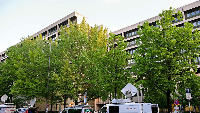 Vor dem Gerichtsgebäude hatten sich in den Morgenstunden bereist Übertragungswagen positioniert. Vor dem Gerichtsgebäude hatten sich in den Morgenstunden bereist Übertragungswagen positioniert.