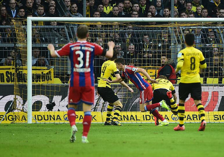 ROBERT LEWANDOWSKI NOTE 2
Auf bekanntem Terrain als Solo-Spitze ein Einzelkämpfer gegen Hummels/Subotic. Und mit bärenstarkem Durchsetzungsvermögen! Haute Kopf und Körper in den Abpraller von Weidenfeller nach Müller-Schuss &ndash; das 1:0 (36.). Saisontreffer Nummer 14. Sein wichtigstes Tor im Bayern-Trikot?