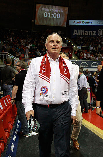 Am Mittwochabend waren Pep Guardiola und Uli Hoeneß zu Gast im Audi Dome. Verhindern konnten sie die Niederlage des FC Bayern aber nicht - gegen die Brose Baskets aus Bamberg liegen die Münchner nun 0:2 zurück.