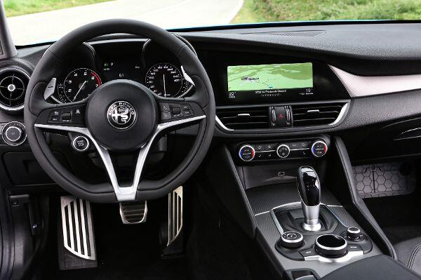 Übersichtlich und leicht zum Fahrer geneigt: das Cockpit der Giulia Veloce.