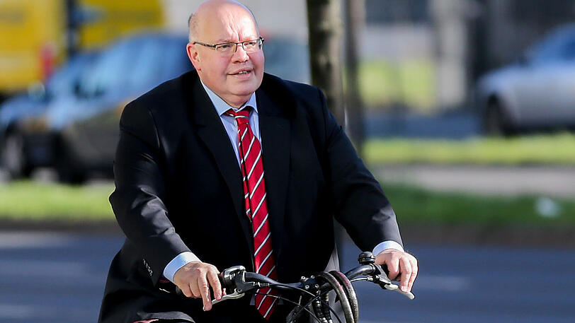 Kanzleramtschef Peter Altmaier radelt zur CDU-Parteizentrale ins Konrad-Adenauer-Haus. SPD und FDP wollen dem 58-Jährigen jedoch Steine in den Weg legen.