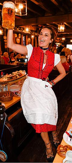 Die VIP-Ladies in Rot auf der Red Damen Wiesn: Gitta Saxx.