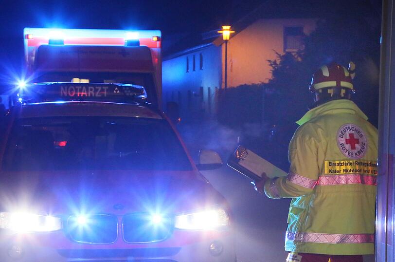 Am Donnerstagabend ist ein Mann auf glatter Straße in den Gegenverkehr geraten und frontal mit dem Auto eines 23-Jährigen zusammengestoßen.