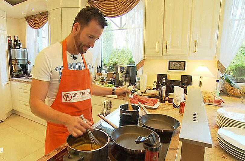 Tat so als ob er alleine kochen würde, hatte aber Küchenwichtel: Michael Wendler.