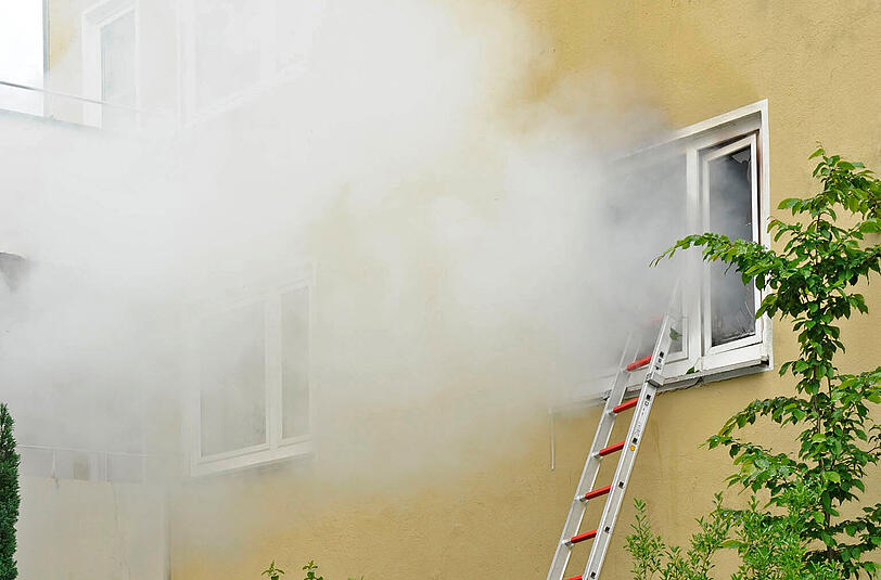 Bereits bei der Ankunft konnte die Feuerwehr die starke Rauchentwicklung in der Wohnung im Kiem-Pauli-Weg feststellen.