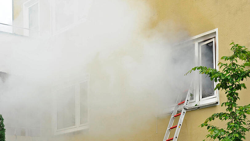 Bereits bei der Ankunft konnte die Feuerwehr die starke Rauchentwicklung in der Wohnung im Kiem-Pauli-Weg feststellen. Bereits bei der Ankunft konnte die Feuerwehr die starke Rauchentwicklung in der Wohnung im Kiem-Pauli-Weg feststellen.