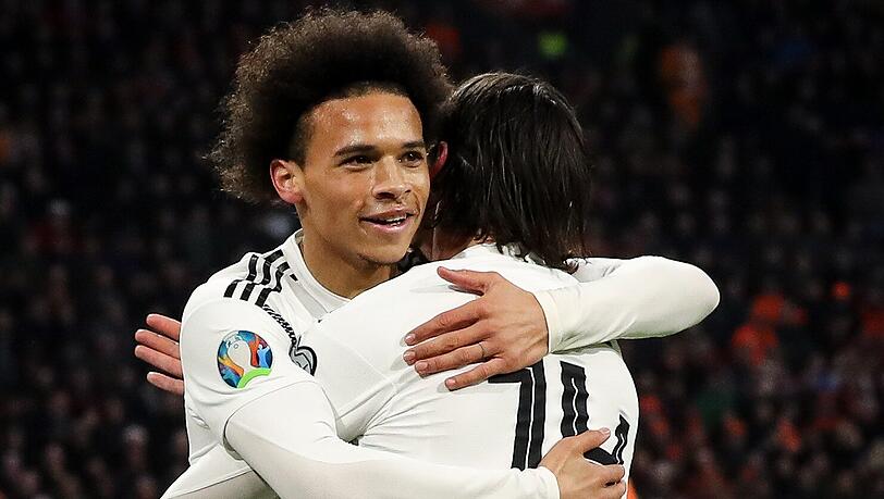 24. März 2019: Leroy Sané feiert mit DFB-Teamkollege Nico Schulz seinen Treffer zum 1:0 im EM-Qualifikationsspiel in Amsterdam gegen die Niederlande. 24. März 2019: Leroy Sané feiert mit DFB-Teamkollege Nico Schulz seinen Treffer zum 1:0 im EM-Qualifikationsspiel in Amsterdam gegen die Niederlande.