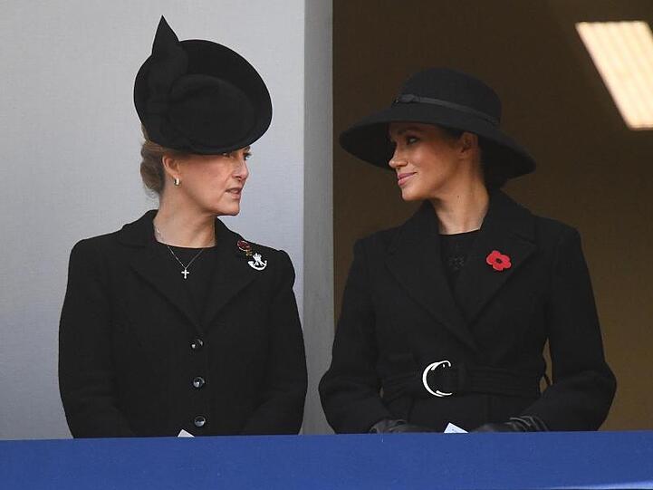 Herzogin Meghan (r) wurde ein Platz neben Sophie, Gräfin von Wessex, zugeteilt.